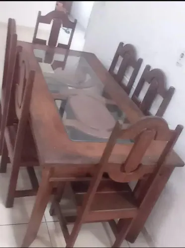 Mesa de madeira mogno