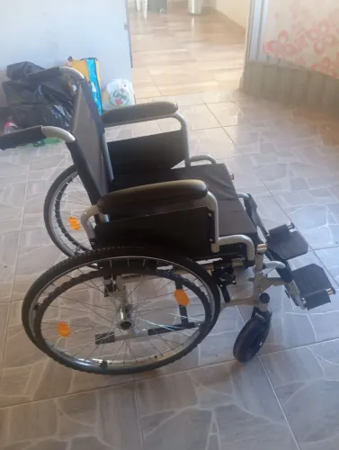 Vende-se cadeira de rodas
