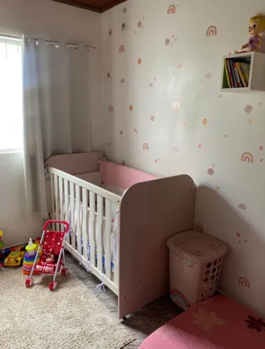 Berço rosa em MDF e madeira