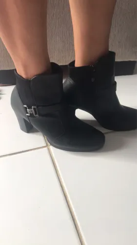 Bota feminina usada uma vez