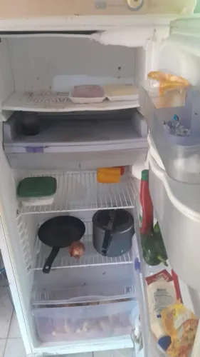 Geladeira usada em condições razoáveis