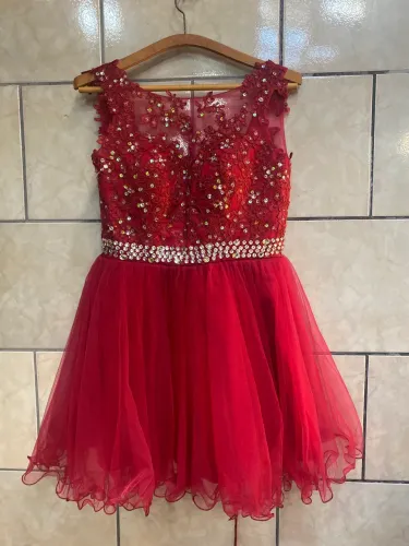 Vestido de festa vermelho com pedras