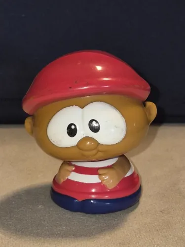 Boneco retratado na imagem é um mini boneco bobblehead vintage da marca Shelcore