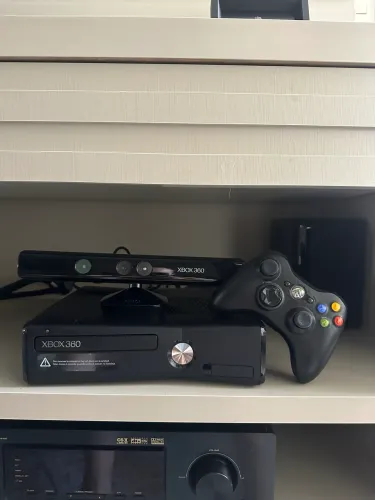 Xbox 360 c/ kinect + três jogos