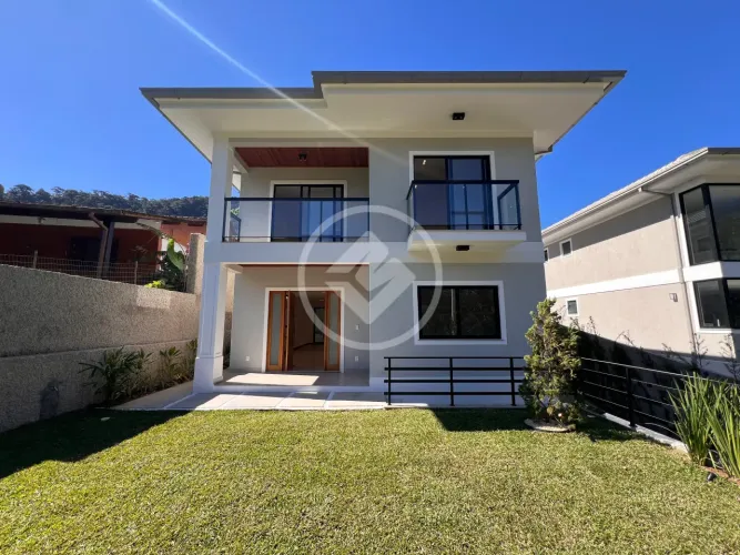 Casa de alto padrão com 4 quartos e 220m² à venda por R$1.950.000,00 - Comary - Teresópoli