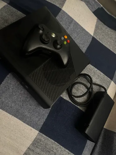 X-Box com 1 controle, uma carregador para carregar o controle