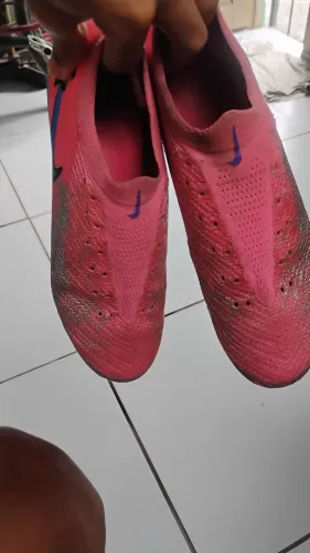Vende- se chuteira de trava mista usada só três vezes!