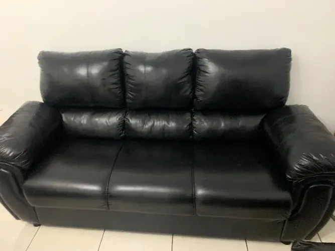 Vendo sofá, dois sofás com dois e três lugares preto