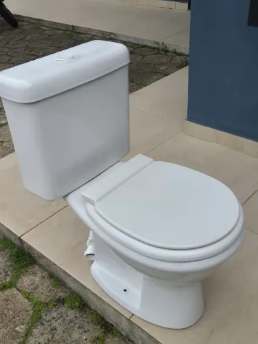 Vendo kit de coluna e lavatório Deka e kit vaso sanitário Deka todos em um ótimo estado.