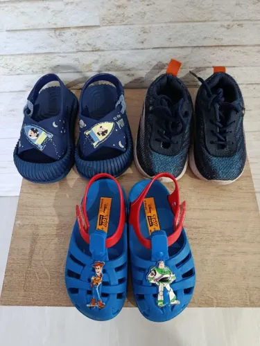 Três pares de sapato infantil