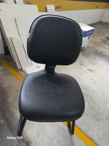 Vende-se 03 cadeira para escritório. 