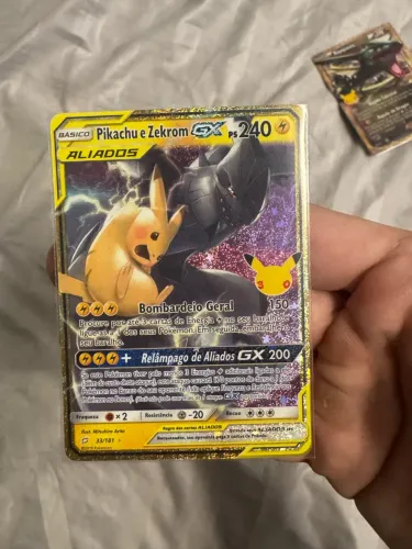 Carta Pokémon Pikachu e Zekrom GX 30 anos