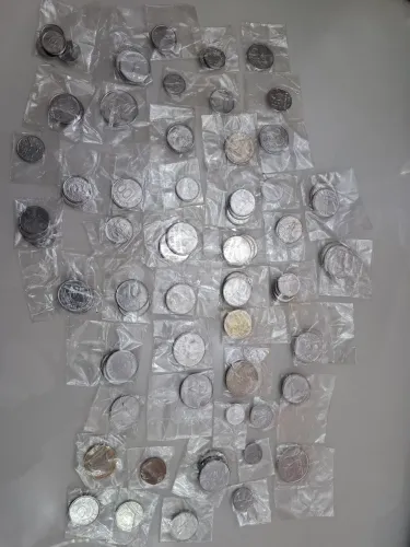 Lote com 83 moedas antigas