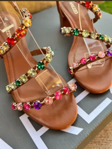 Sandália arezzo com pedras de strass