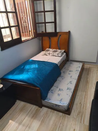 Cama solteiro madeira maciça semi nova 