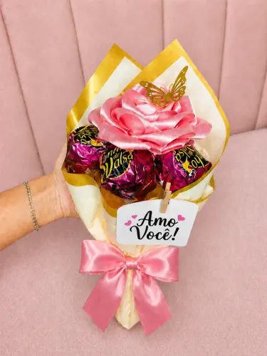 Buquê com Rosas de Cetim e Chocolates - Presente Delicado