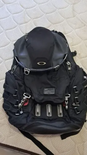 Vendo mochila 0akley preta usada.