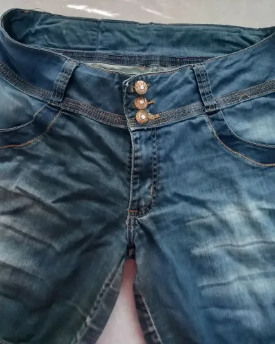 Uma bermuda jeans usada tamanho g