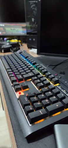 Teclado Mecânico Fullsize Gamer Corsair K68 Switch RED