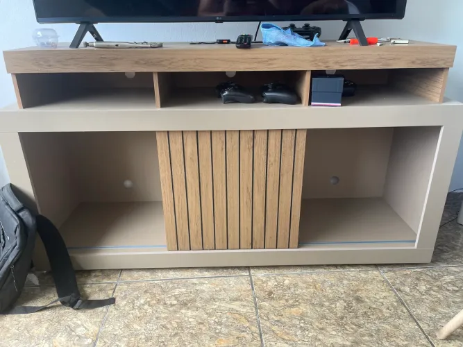 Lindo Rack para TV com Porta de Correr Ripada - Moderno e Espaçoso