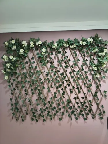 Painel Treliça de Madeira Expansível com Folhagens e Flores Artificiais Decoração