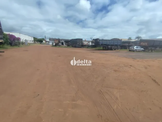Área comercial disponível para Venda no bairro Distrito Industrial em Uberlândia-MG