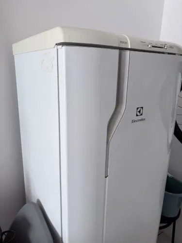 Geladeira Electrolux Cycle Defrost 240L (modelo RE31 / RDE33)