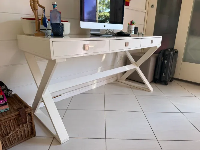 Escrivaninha ARTEFACTO laqueada vinda de Miami