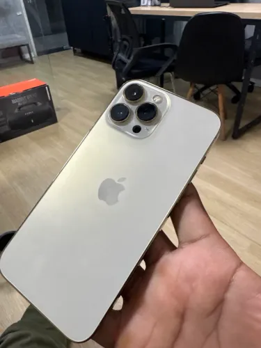 iPhone 13 Pro Max dourado