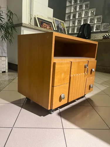 Rack em bom estado de conservação, firme e funcional. Possui 4 gavetas, 1 porta central