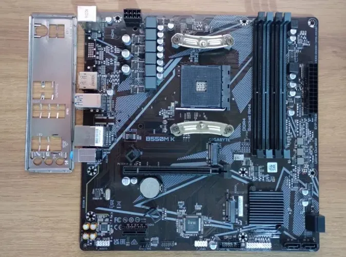 Placa Mãe Gigabyte B550m K Am4 4x Ddr4 2x M.2,4x Sata Usb Preto