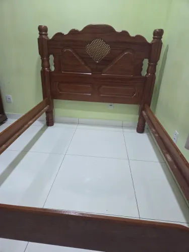 Cama de casal em Madeira