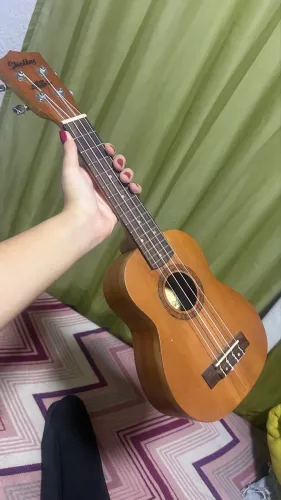 Vendo ukulele semi novo