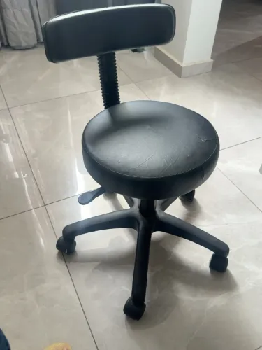 Mocho Preto com Encosto Regulável