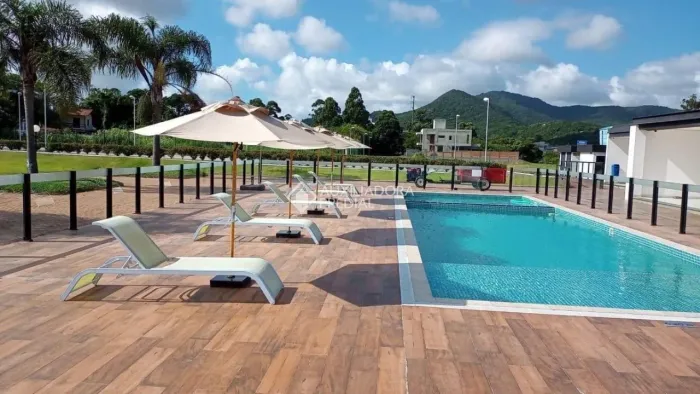 Terreno plano, posição solar leste, condonimio com area de lazer completa.