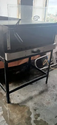 um forno de pizza industrial Cristatalaço com butijão de gás