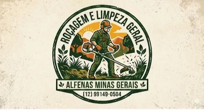 Trabalho com roçagem de lotes e aparamento de grama com máquina roçadeira 