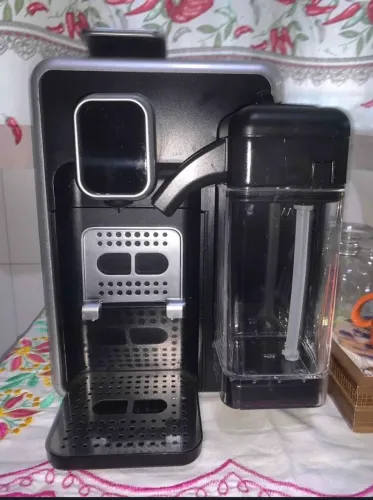 Cafeteira Expresso com Leiteira Integrada