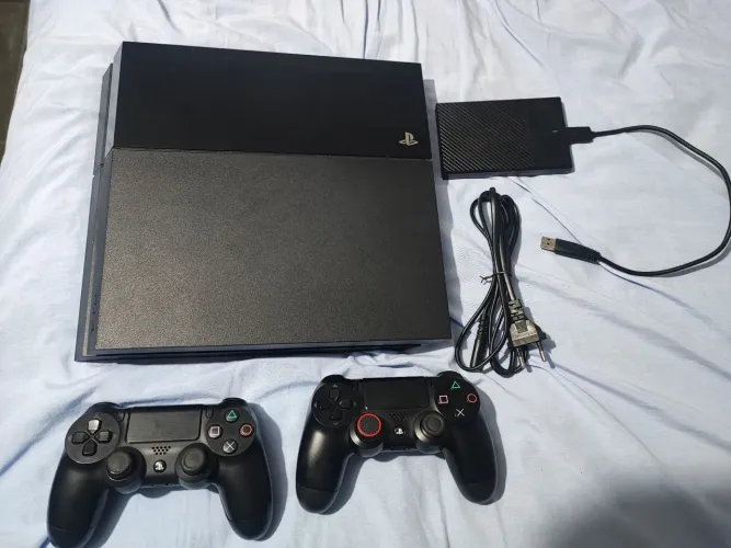 Vendo ou troco PS4 FAT desbloqueado com 2 controles funcionando perfeitamente 