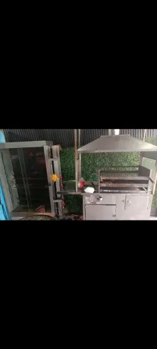 Vendo máquina de frango  com capacidade de 30 frangos .e carrinho de churrasco  tudo ok