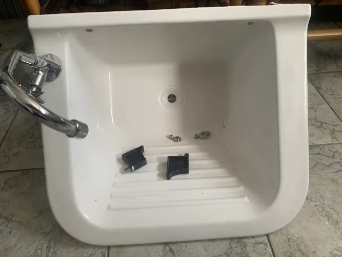 Tanque de fibra com bica
