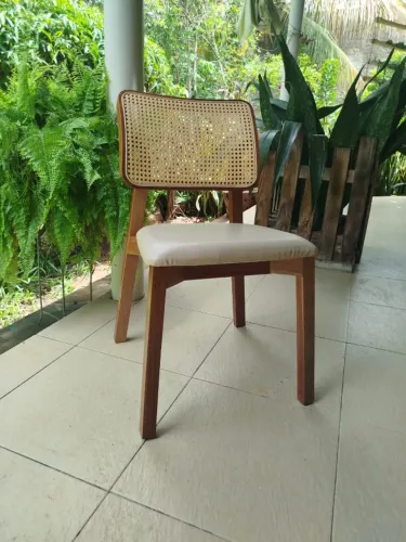 cadeira em madeira maciça