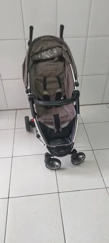 Carrinho de bebê com bebê conforto Kiddo