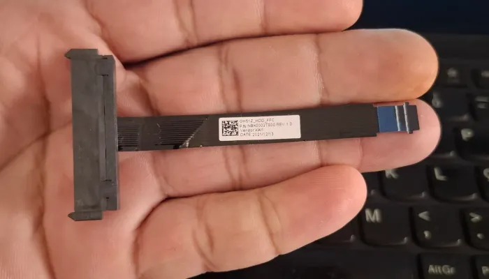 cabo flat de conexão SATA para disco rígido (HDD) ou SSD de notebook.