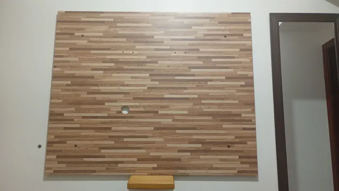 PAINEL DE MADEIRA COM TAMANHO PARA TV DE 60 POLEGADAS