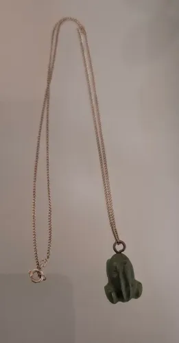 Colar de corrente prateada com pingente sapo verde