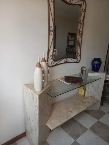 Lindo aparador clássico em cristal bitolado e mármore travertino