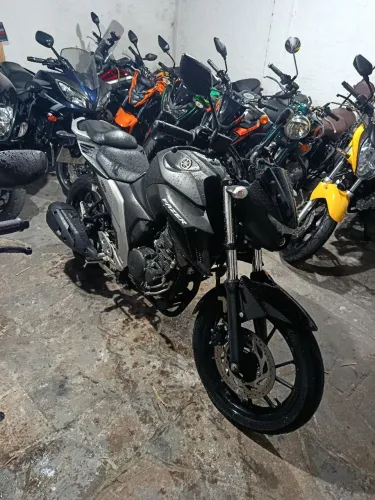 Yamaha FZ25 linda preta avalio trocas