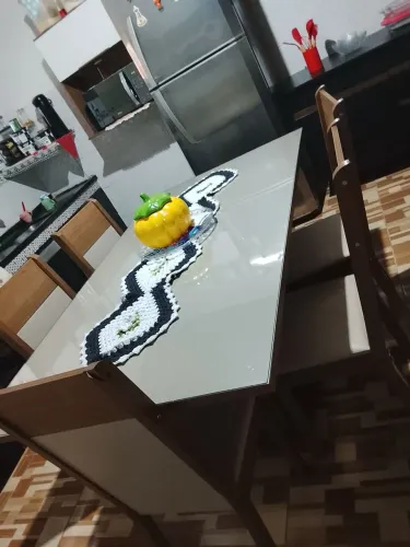 Mesa com 5 cadeiras tampo madeira e tampo de vidro