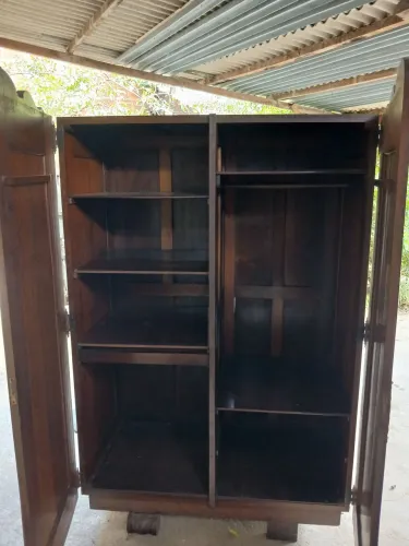 Guarda roupas de  madeira 